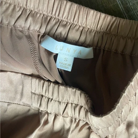 Lunya Silk Shorts NWOT Pink Size S - Picture 4 of 4